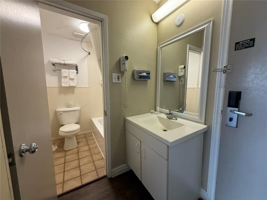 Double Queen Guest Bathroom