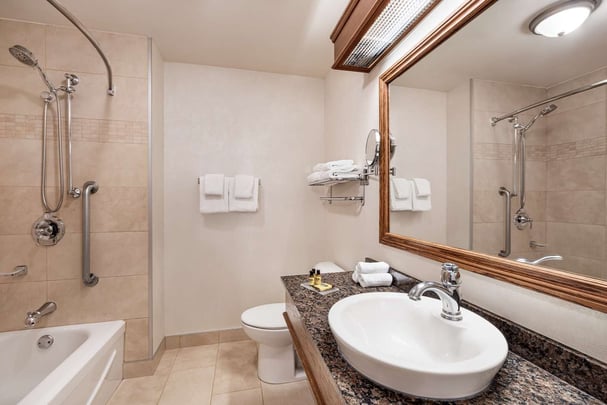 Best Western Plus Quebec City Center Business Queen Bathroom