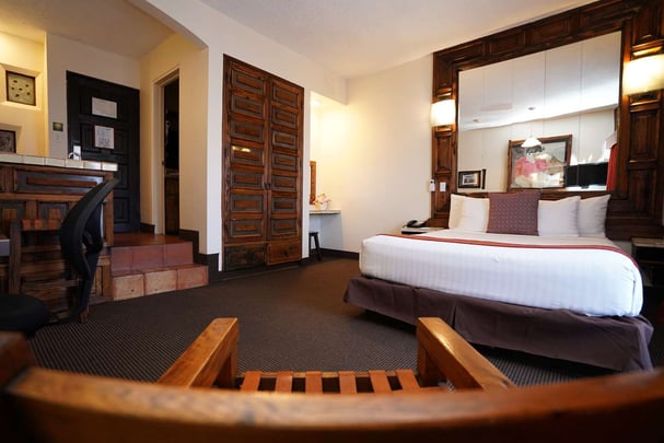 Standard room with a queen bed