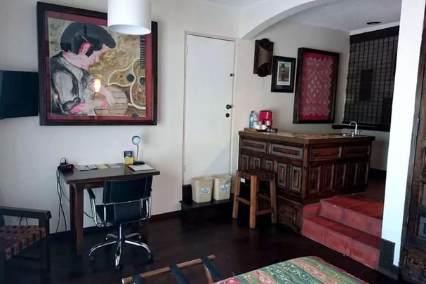 Standard room with a queen bed