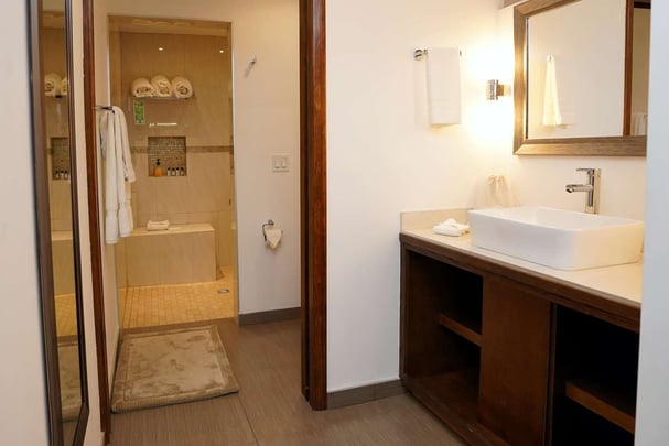 Standard room with a queen bed