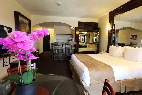 Standard room with a queen bed