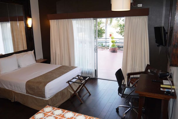 Standard room with a queen bed