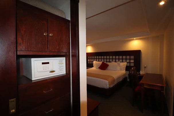 GUEST ROOM ONE KING BED