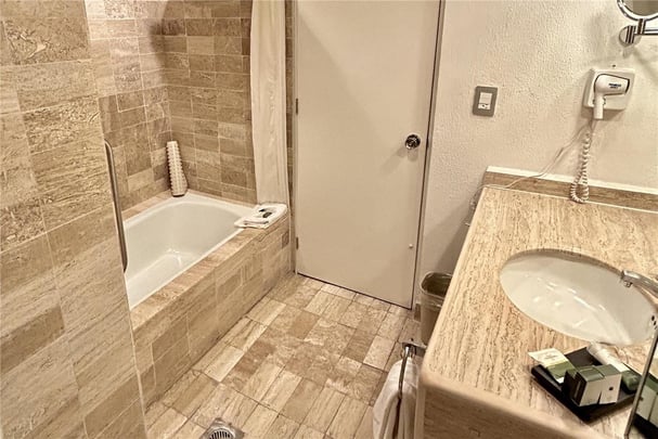 Junior Suite Standard Bathroom