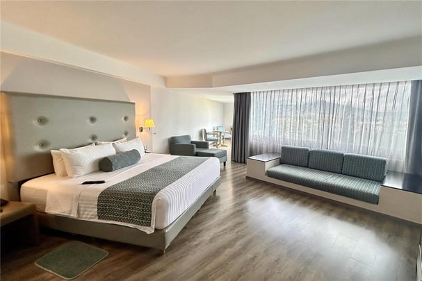 Junior Suite Upper Level