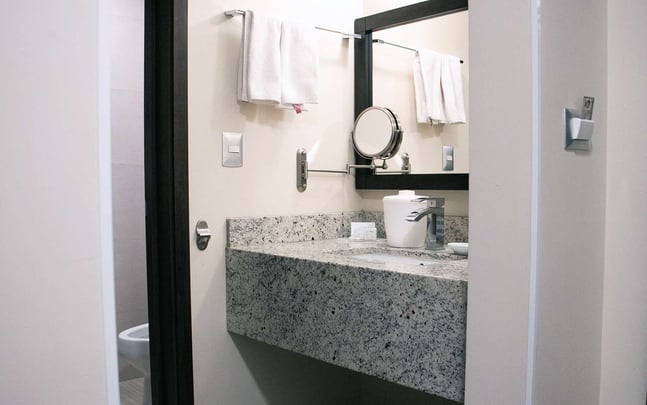 Bathroom of Queen bed non smoking