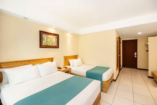 1 Double 1 Single Bed Acessible