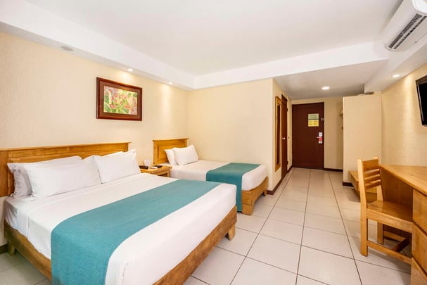 1 Double 1 Single Bed Acessible