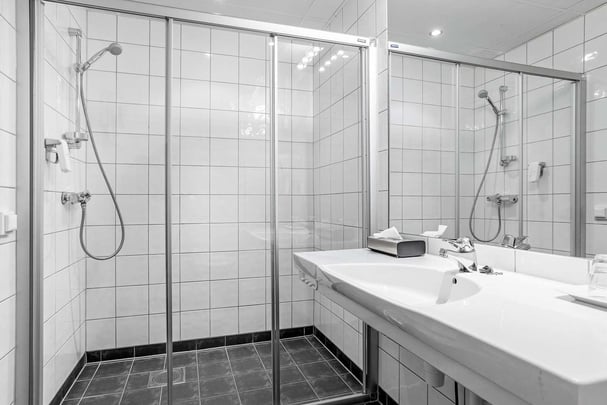 Best Western Leto Arena bathroom suite HC adjusted