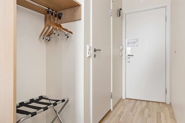 Best Western Leto Arena details room wardrobe