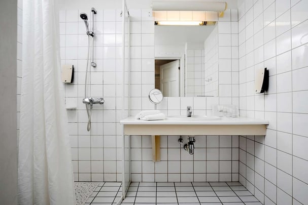 Bakeriet family room bath