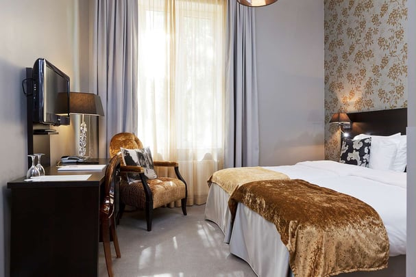 Guest Room with Two Twin Beds