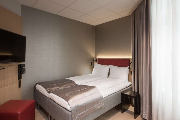 Bergen Harbour Standard Queen bedroom