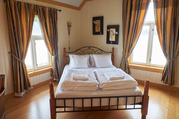 Sandtorgholmen queen bed