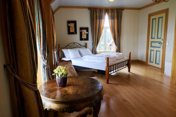 Sandtorgholmen room queen bed