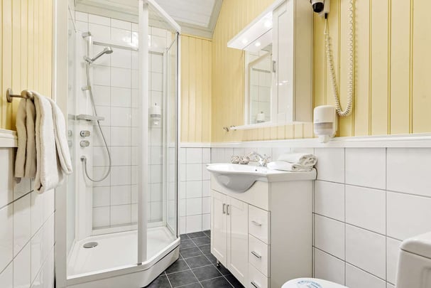 Sandtorgholmen standard room bath