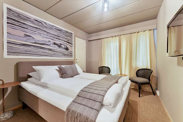 Guest room with one queen size bed