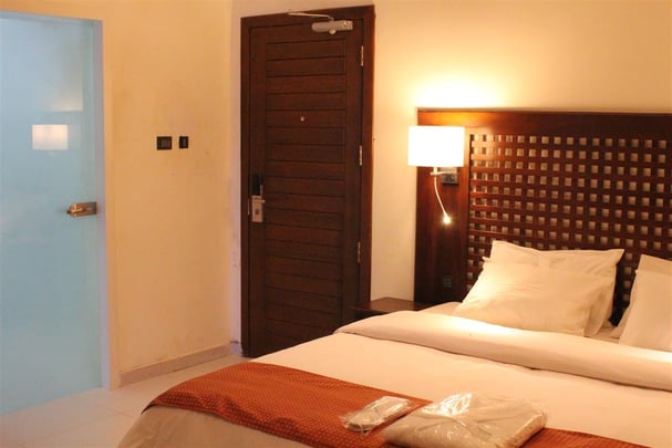 Queen Bed Guest Room