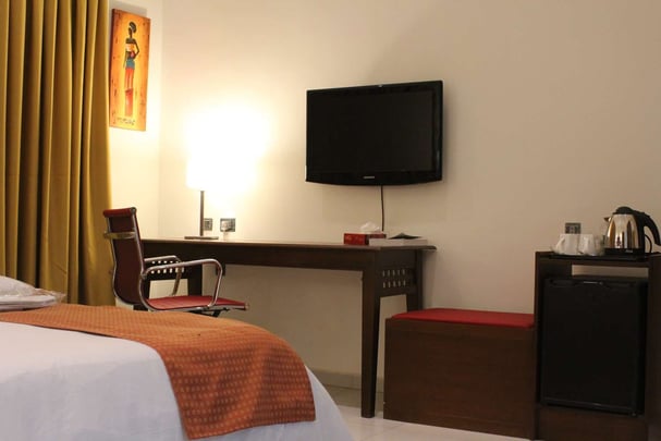 Queen Bed Guest Room