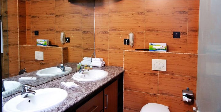 Deluxe Room Bathroom