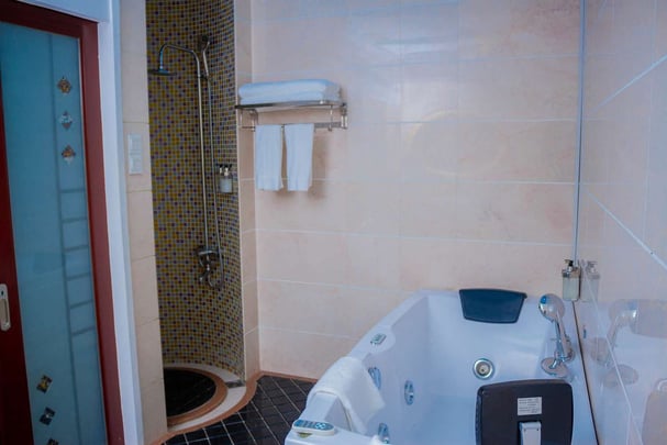 Best Western Plus Paramount Hotel Suite Bath
