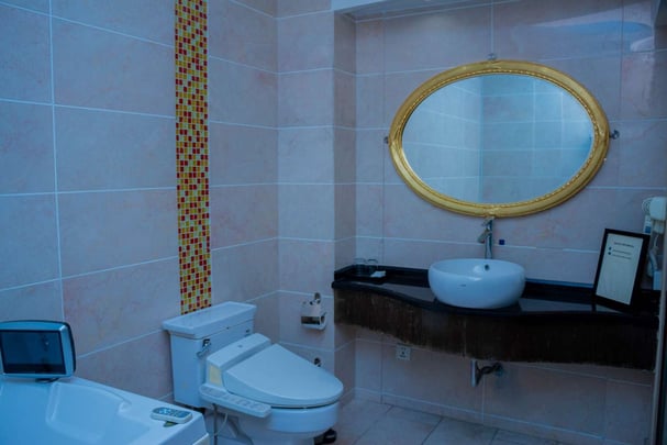 Best Western Plus Paramount Hotel Suite Bath