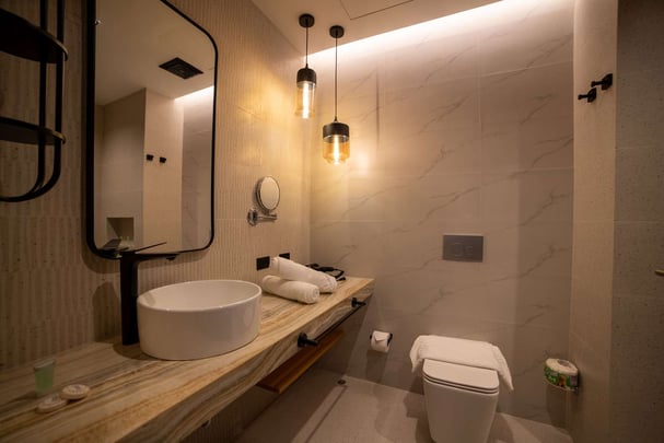 Double queen size bed room bathroom