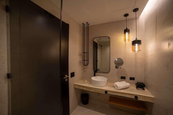 King size bed room bathroom