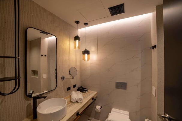 King size bed room bathroom