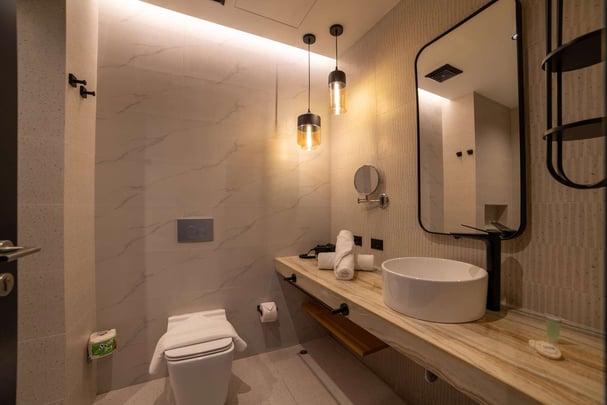 King size bed room bathroom