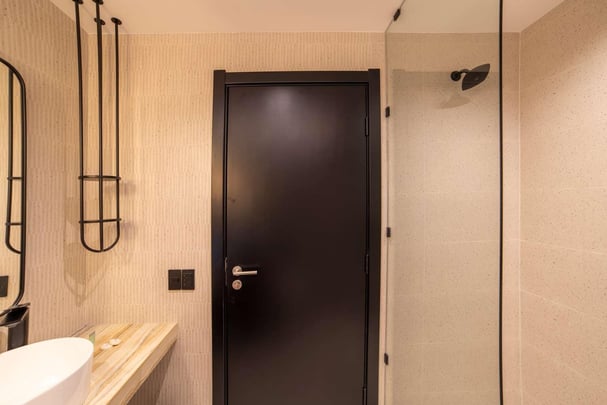 King size bed room bathroom