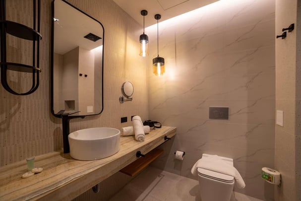 King size bed room bathroom