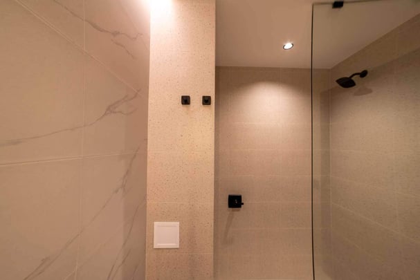 King size bed room bathroom