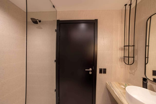 King size bed room bathroom