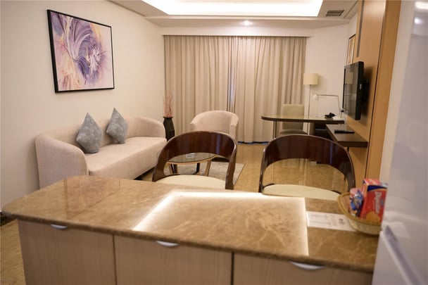 One-Bedroom Apartment with King Bed and Kitchenette