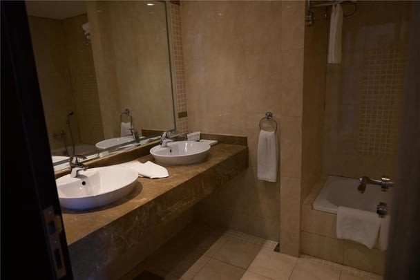 One-Bedroom Apartment with King Bed and Kitchenette