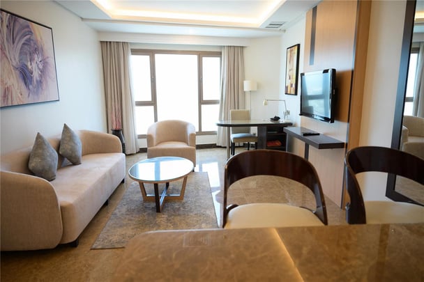 One-Bedroom Apartment with King Bed and Kitchenette