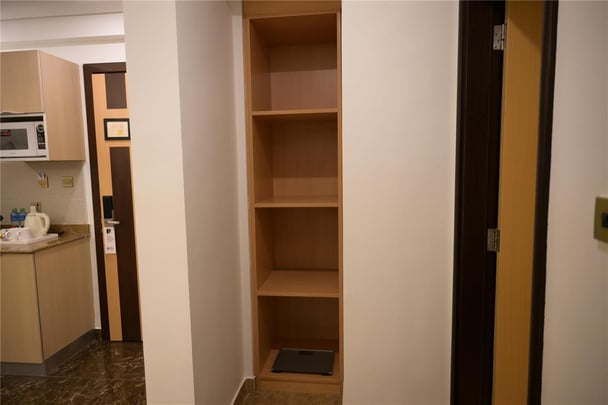 One-Bedroom Apartment with King Bed and Kitchenette