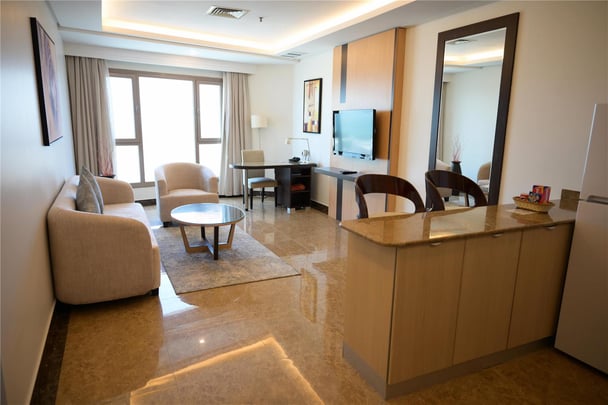 One-Bedroom Apartment with King Bed and Kitchenette