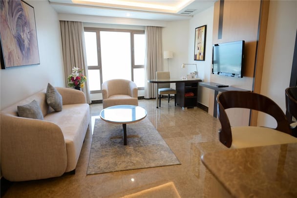 One-Bedroom Apartment with King Bed and Kitchenette