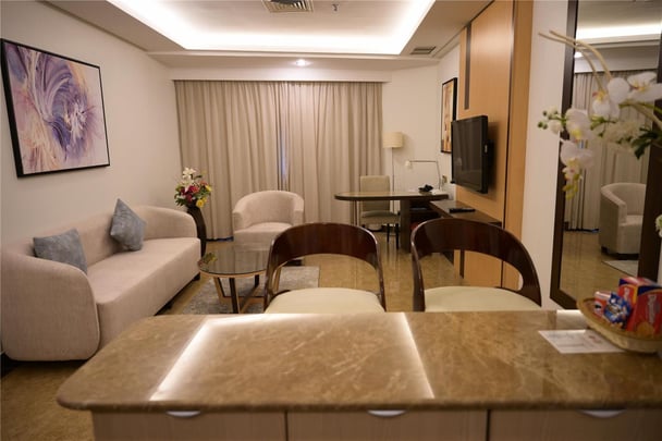 One-Bedroom Apartment with King Bed and Kitchenette