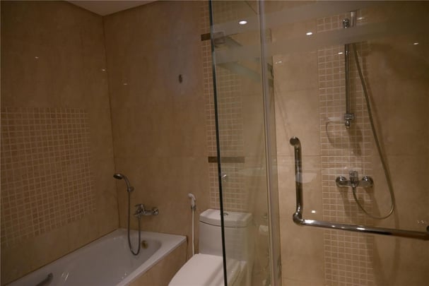 One-Bedroom Apartment with King Bed and Kitchenette