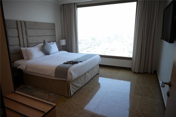 One-Bedroom Apartment with King Bed and Kitchenette