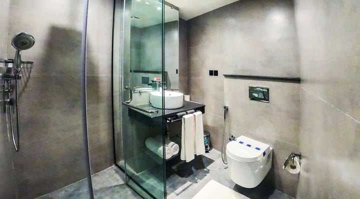 Deluxe King Room - bath