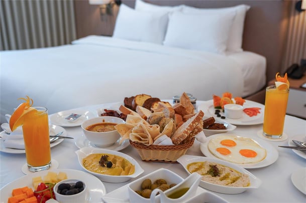 Delauxe king bed room with Room service breakfast items