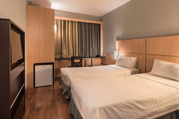 Twin Beds Guest Room