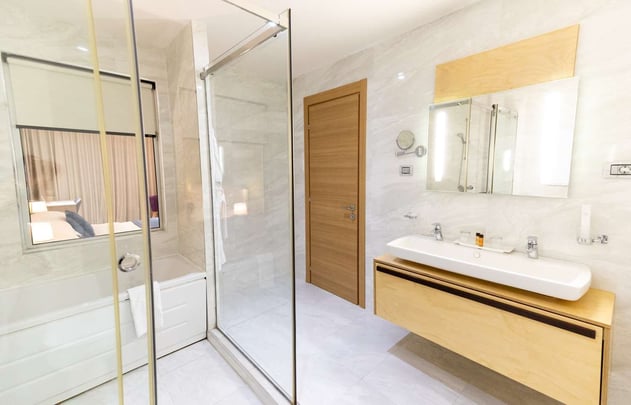 Deluxe King Room Bathroom with Bathtub