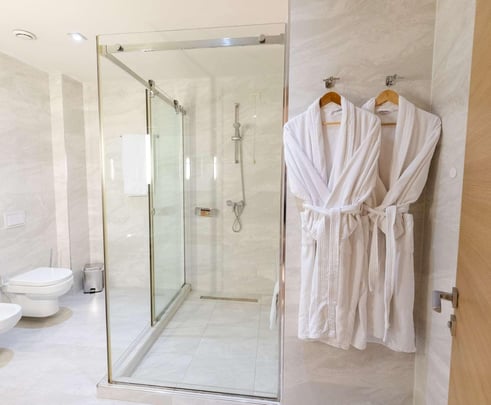 Deluxe King Room Bathroom with Bathtub