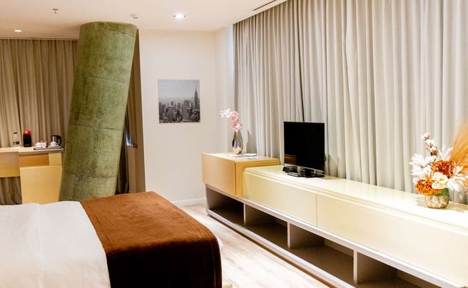 Junior King Suite with Bathtub